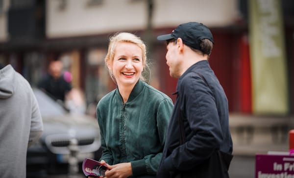 Ines Schwerdtner unterhält sich mit einer Person. Sie lächelt, das Gesicht der Person ist nicht erkennbar.