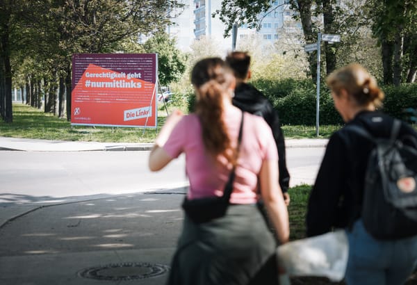 Ein Großflächenplakat mit der Aufschrift „Gerechtigkeit geht #nurmitlinks“