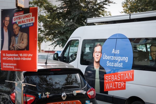 Ein weißer Bus mit Wahlkampf-Beklebung: „Aus Überzeugung Sozialist: Sebastian Walter“.